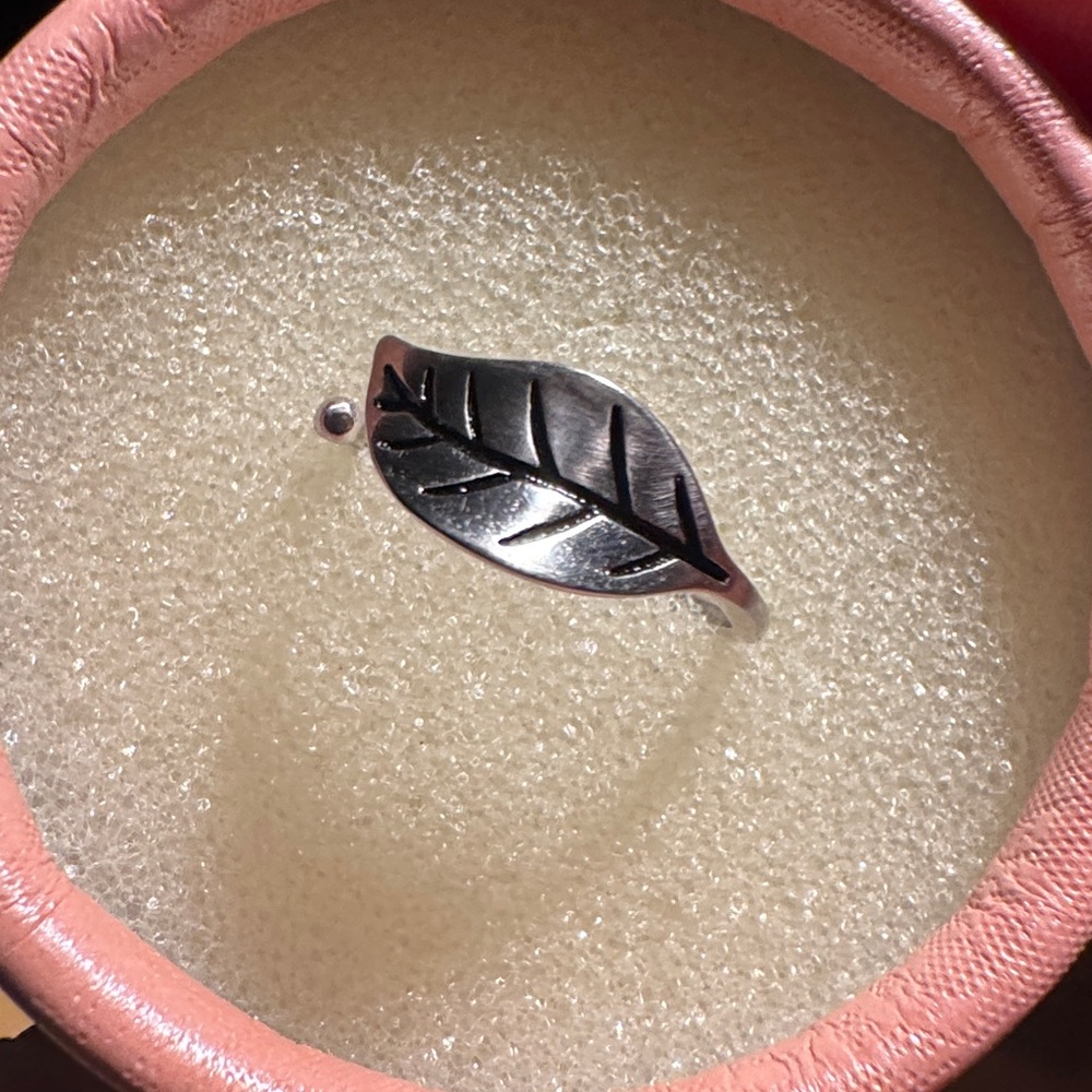 925. Sterling Silver Leaf Ring